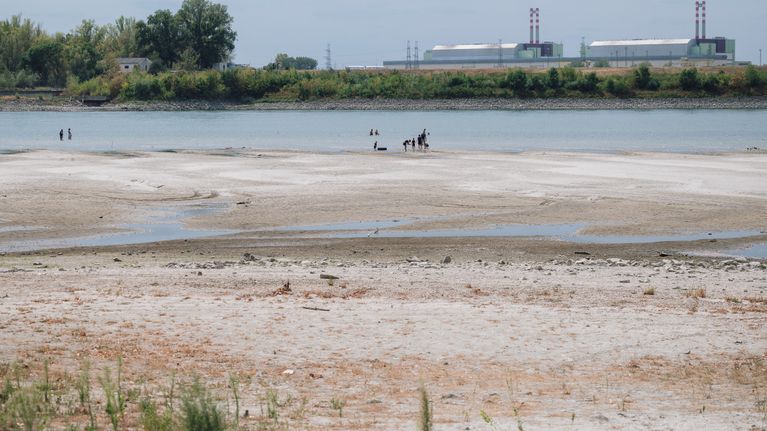 Rekordlåga vattennivåer i floden Donau med kärnkraftverket i Paks i Ungern i bakgrunden.