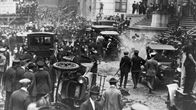 Syyskuussa 1920 Wall Streetillä vietettiin tavallista lounastuntia, kun dynamiitilla täytetty hevoskärry räjähti pankin edessä vieden mukanaan 38 ihmishenkeä. 