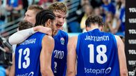 Lauri Markkanen, Olivier Nkamhoua ja Mikael Jantunen EM-pronssimatsin tappion jälkeen.