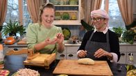 Elin Skagersten-Ström ja Leticia Paulin tekevät tortilloja.