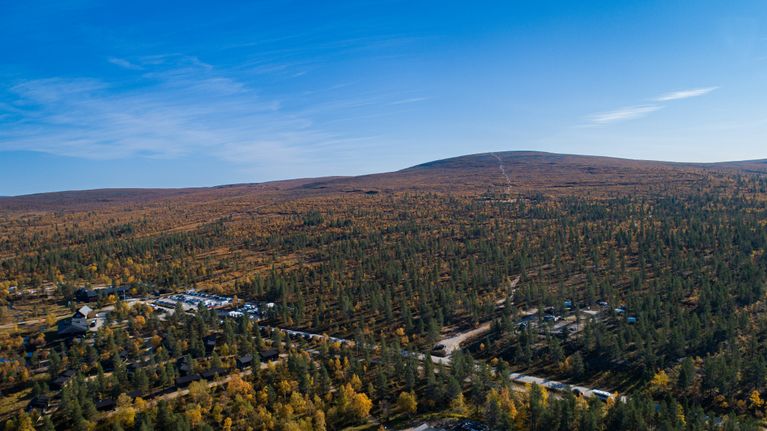 Kiilopään matkailukeskus syksyn ruskan väreissä.