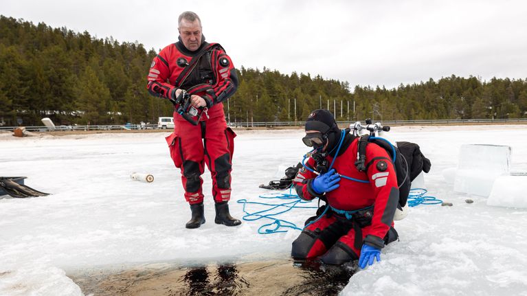 Inarin urheilusukeltajien Janne Antola valmistautuu sukeltamaan avantoon Inarin Myössäjärvellä.