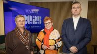 Hilkka Tirkkonen, Merja Mäkisalo-Ropponen ja Asseri Kinnunen seisovat Ylen toimituksessa.