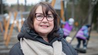 Tuula Pikkarainen päiväkodin pihalla kiikkujen edessä.