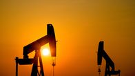 Saksalaisen Wintershall Dea -yhtiön pumput nostavat raakaöljyä auringon laskiessa öljykentän taakse lähellä Saksan ja Hollannin rajaa Saksan Emlichheimissa 22. maaliskuuta 2022.