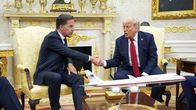 Rutte ja Trump kättelevät Valkoisessa talossa.
