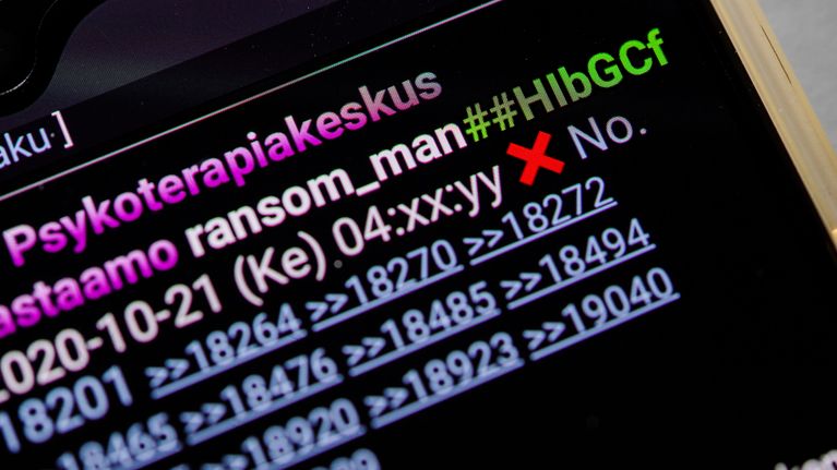 Kuvassa on nimimerkin ransom_man Torilaudalle 21. lokakuuta 2020 tekemä postaus, jossa kerrotaan Vastaamoon kohdistuneesta tietomurrosta.