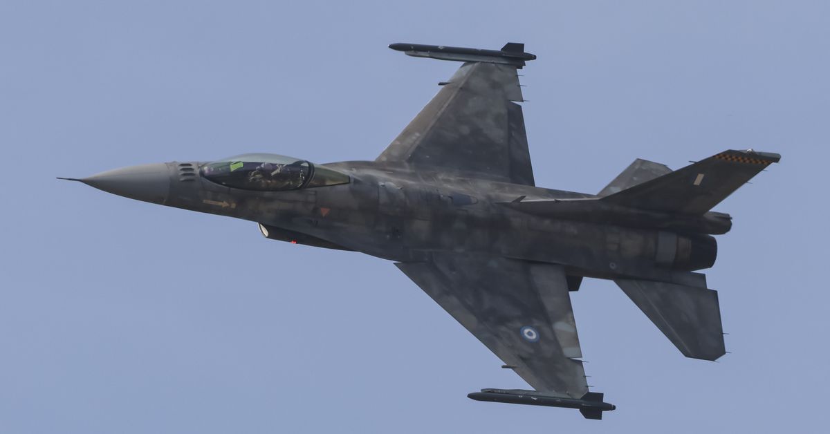 f-16-h-vitt-j-sy-ksyi-maahan-turistikohteen-lentokent-ll-kreikassa
