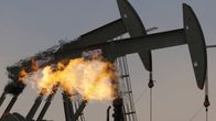 Soihtuputket kahden Whiting Oil & Gas Corp. -yhtiölle kuuluvan öljykentän pumppuhissin vieressä.