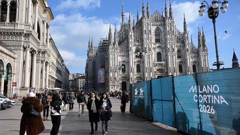 Piazza Duomo Milanossa. Aidassa teksti Milano Cortina 2026.