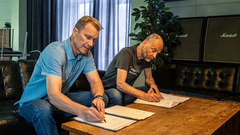 Mika Anttonen ja Aku Syrjä kirjoittamassa sopimusta.