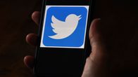 Twitterin logo älypuhelimen ruudulla.