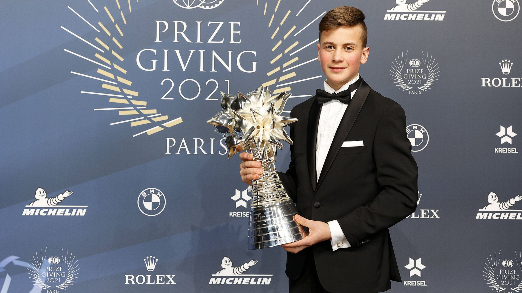 Kartingin maailmanmestari Tuukka Taponen sai palkinnon FIA:n gaalassa 16.12.2021.