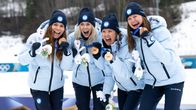 Jasmi Joensuu, Vilma Ryytty, Kerttu Niskanen och Johanna Matintalo håller upp OS-bronsmedaljerna.