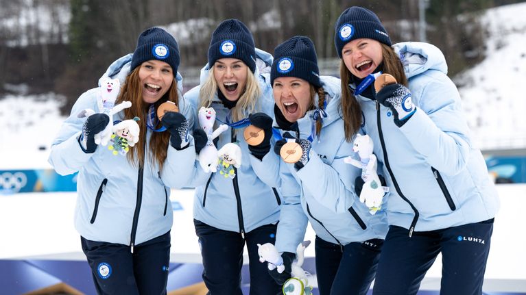 Jasmi Joensuu, Vilma Ryytty, Kerttu Niskanen och Johanna Matintalo håller upp OS-bronsmedaljerna.