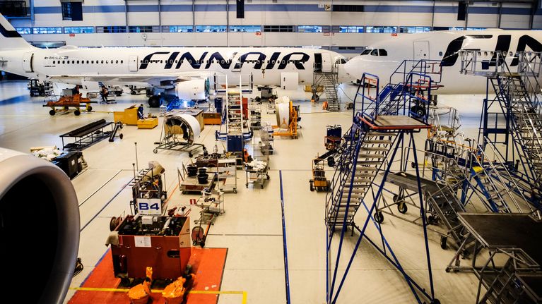 Finnairin hallilla huollettettiin lentokoneita lokakuun 2020 lopulla.