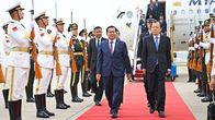 Myanmarin presidentti Min Aung Hlaing kävelee lentokentällä punaisella matolla.