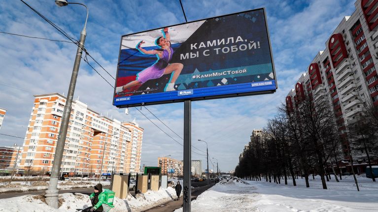 "Kamila, olemme kanssasi!" Moskovan katukuvassa osoitettiin tukea taitoluistelijalle, kun tieto hänen positiivisesta dopingnäytteestään tuli julkisuuteen. 