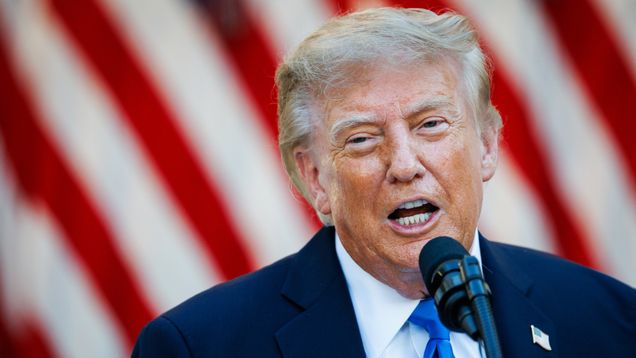 Donald Trump puhumassa mikkiin. Taustalla USA:n lippu.