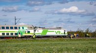 VR:n matkustajajuna on pysähtynyt raidelle maaseutumaisemassa pelastuslaitoksen yksiköiden ollessa paikalla.
