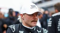 Valtteri Bottas blickar åt sidan.