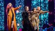 Mestarit eli Ellinoora, Kaija Koo, Jenni Vartiainen ja Vesala kiertueen avauskeikalla Espoon Metro Arenan lavalla. Taustalla kimaltavia värivaloja.