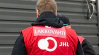 Mies, jolla selässään JHL:n lakkovahti liivit. 