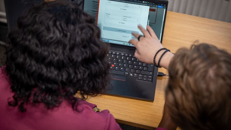 Nagny Iyamu tekee työhakemusta,  Saku Kujala avustaa.
