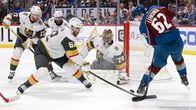 Artturi Lehkonen kämpar om pucken i slutspelsmatchen mot Vegas.