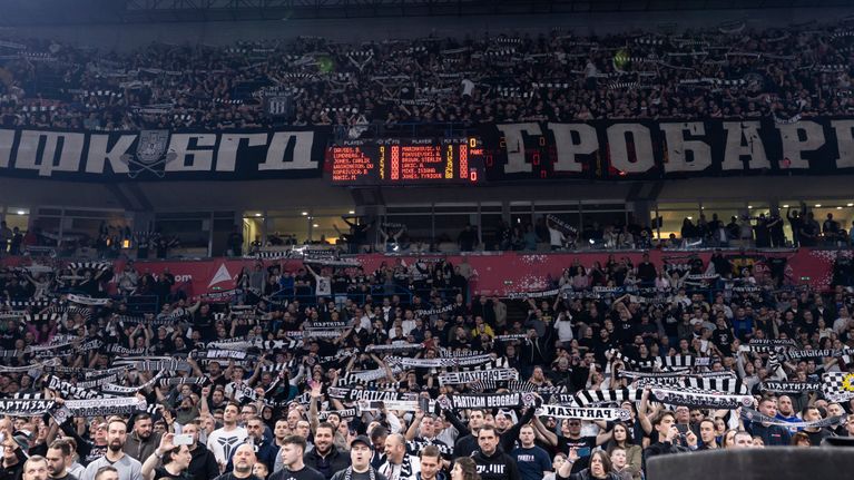 Partizan Belgradin koripallojoukkueen kannattajia.