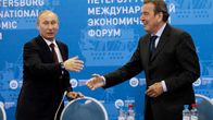 Gerhard Schröder ja Vladimir Putin Pietarin talousfoorumissa 21. kesäkuuta 2012.