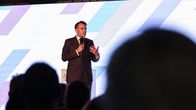 Ranskan presidentti Emmanuel Macron puhuu lavalla.