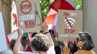 Mielenosoittajien kylteissä vastustetaan Iranin teloituksia ja internet-kieltoa.