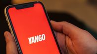 Kännykän näytöllä on Yango taksisovellus.