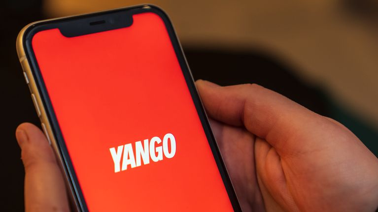 Kännykän näytöllä on Yango taksisovellus.