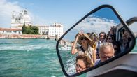 Turister på båtfärd i Venedig.