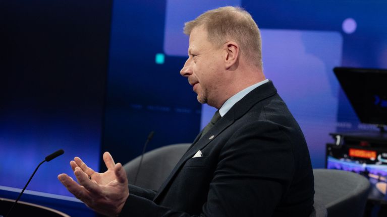Juha Mäkelä tv-studiossa Ykkösaamun haastattelussa.