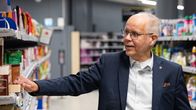 S-ryhmän toimitusjohtaja Hannu Krook S-marketissa Vallillassa, Helsingissä.