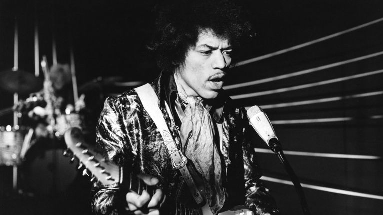 Yhdysvaltalainen rock-muusikko Jimi Hendrix soittaa sähkökitaraa Yleisradion "Pop-kontrasteja" -televisio-ohjelman nauhoituksissa 22.5.1967.