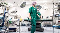 Carita Vuorenpää ja Lotta Lantto leikkausalihoitajat Jorvin sairaalan Anestesia- ja leikkausosasto K:n leikkaussalissa.