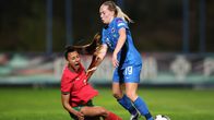 Lotta Lindström i närkamp mot Portugal.