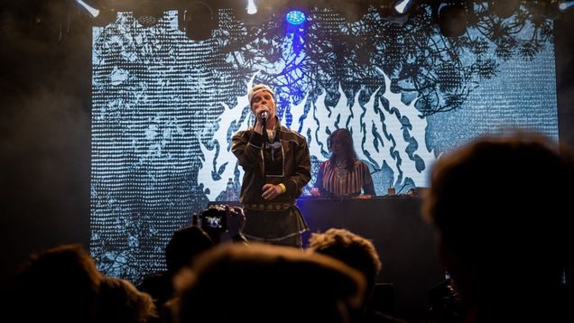 Yungmiqu alias Mihkku Laiti konsertoi Ijahis Idja -musiikkitapahtumassa 15.8.2025. Taustalla dj Sissi Jomppanen.