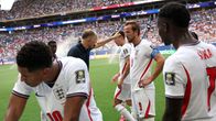Englannin Harry Kane ja Thomas Tuchel MM-kisojen ottelussa Norjaa vastaan.