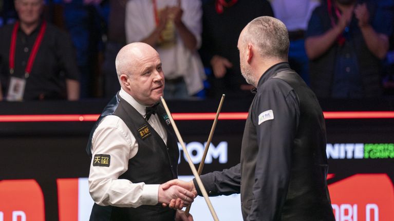 John Higgins kätteli Mark Williamsia trillerimäisen puolivälierän päätyttyä.