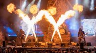 Extreme metal -yhtye Behemoth tulenlieskojen keskellä.
