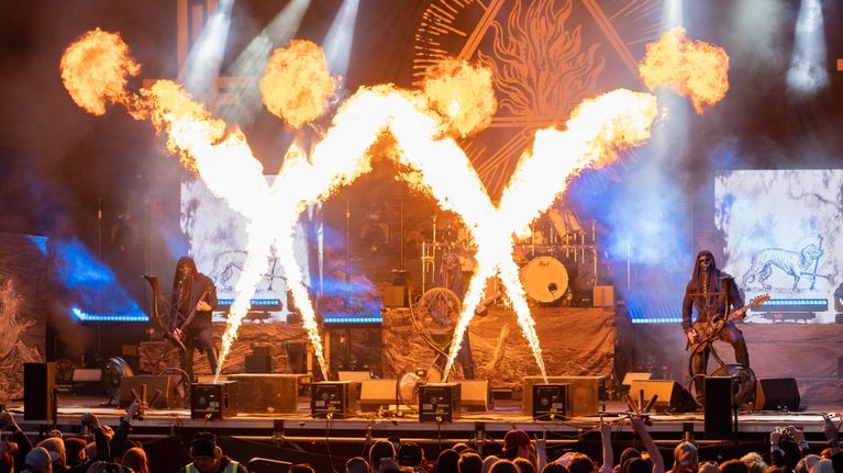 Extreme metal -yhtye Behemoth tulenlieskojen keskellä.