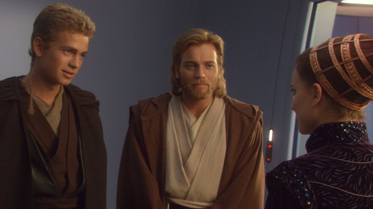 Anakin Skywalker (Hayden Christensen) ja Obi-Wan Kenobi (Ewan McGregor) keskustelevat Padme Amidalan (Natalie Portman) kanssa.