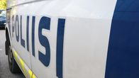 Poliisiauton kylki syksyisessä maisemassa.