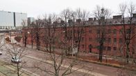 Vanha punatiilinen asuinrakennus Toralinna Pasilassa on nyt tyhjillään.