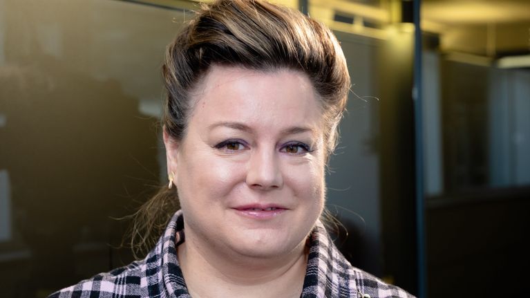Rinna kullaa lähikuvassa.